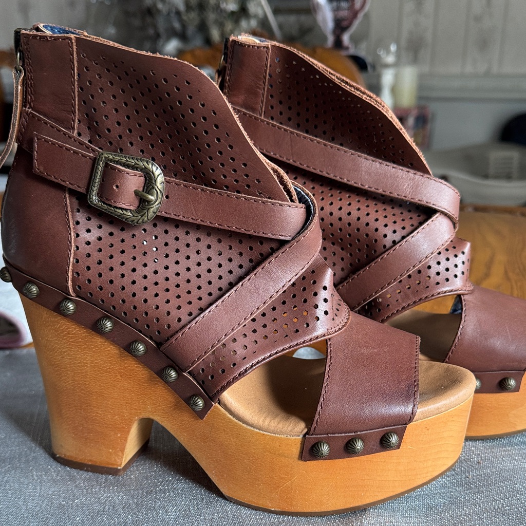 Dingo Brown Perforated Leather Platform Wedge Sandals Nwot